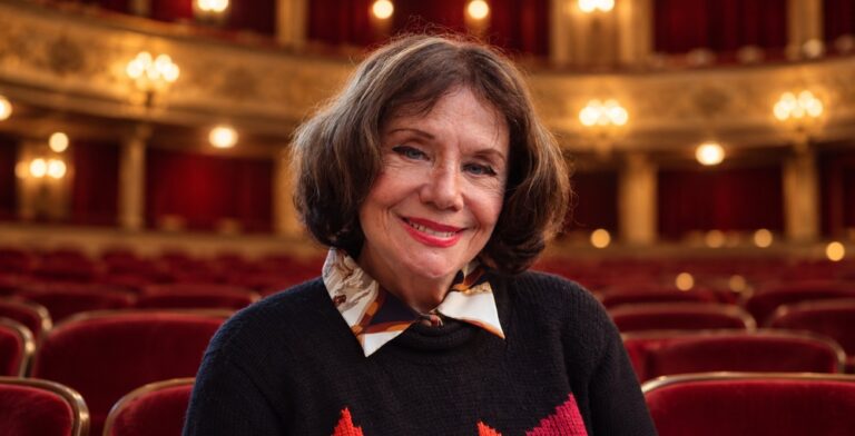 Biografía de Amelia Bence, su trayectoria en el cine argentino, el teatro y la televisión, sus principales interpretaciones y su vínculo con Alfonsina Storni.