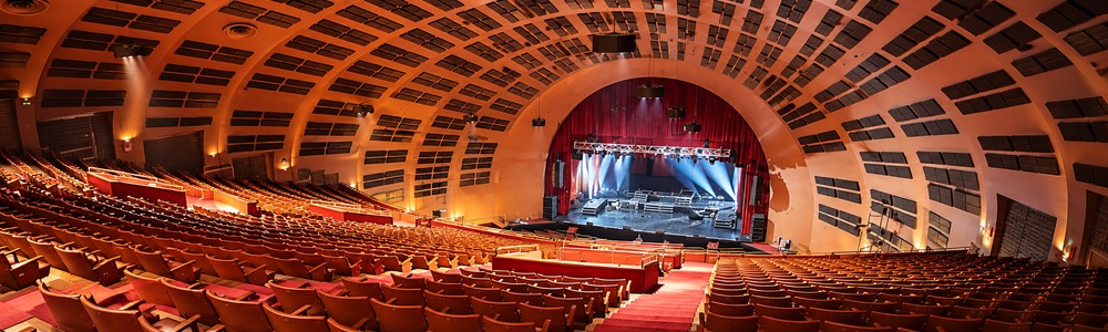 Historia del Teatro Gran Rex de Buenos Aires, su arquitectura y los artistas que marcaron su trayectoria en la avenida Corrientes.
