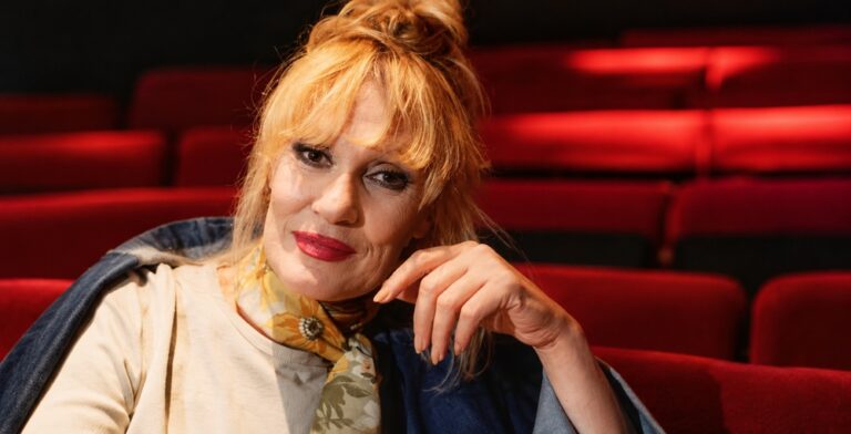 Biografía de Mimí Pons y su trayectoria en el teatro de revista argentino, el cine y la televisión, sus trabajos junto a Norma Pons y sus regresos al escenario.