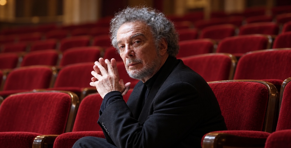 Biografía de Alfredo Alcón, su trayectoria en el teatro, el cine y la televisión argentina, sus personajes y su vínculo con el Teatro San Martín.