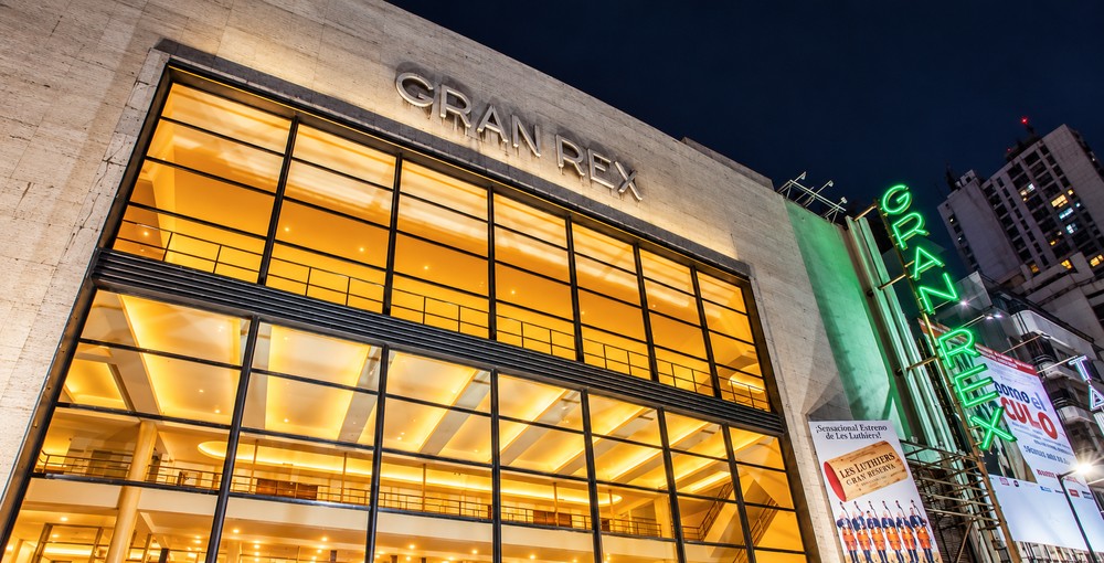 Historia del Teatro Gran Rex de Buenos Aires, su inauguración en 1937, su arquitectura y los artistas que marcaron su trayectoria en la avenida Corrientes.